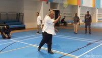 Mengenakan kemeja putih, Basuki tampak mengayunkan raketnya menjajal tempat latihan bulu tangkis yang baru itu. (Foto: Yanu Arifin/detikSport)