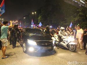 Usai Pelantikan, Mahathir Lambaikan Tangan ke Pendukungnya