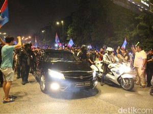 Usai Pelantikan, Mahathir Lambaikan Tangan ke Pendukungnya