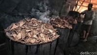 Salah satunya untuk membuat sate serta ayam bakar.