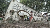 Begini penampakan taman di Jalan Cilincing Bhakti, Jakarta Utara, yang kini rusak dan tak terawat.