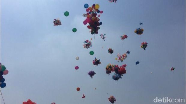 5.000 balon yang dilepas di Danau Sunter