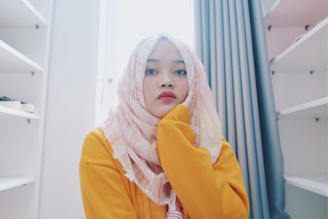 Dalam kesehariannya, Putri Delina menyukai model hijab yang bertumpuk seperti di foto ini. Gaya hijab simpel ini hanya membutuhkan sedikit jarum pentul. Foto: Dok. Instagram Putri Delina