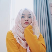 Dalam kesehariannya, Putri Delina menyukai model hijab yang bertumpuk seperti di foto ini. Gaya hijab simpel ini hanya membutuhkan sedikit jarum pentul. Foto: Dok. Instagram Putri Delina