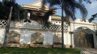 Di Cikarang, mungkin Sule terlihat paling wah rumahnya ya! Foto: Istana Sule di Cikarang / Desi Puspasari