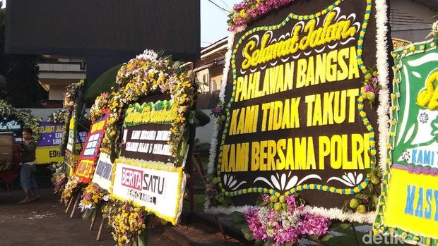  Karangan bunga di Mako Brimob Depok, Jumat (10/5/2018)