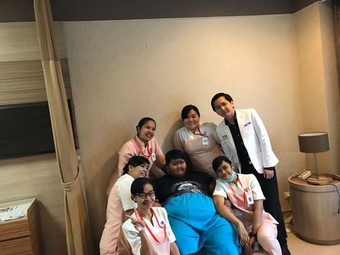 Aria bersama dokter bedah yang memangkas lambungnya dan Ade Rai