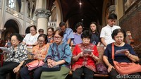 Sejumlah umat tampak sangat khidmat.