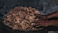 Saat ini para pembuat arang batok kelapa mengeluhkan mahalnya biaya baku batok kelapa.