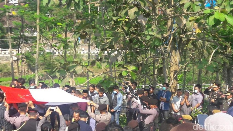 Irwasda Polda Jateng Pimpin Pemakaman Briptu Fandi Irwasda Polda Jateng Pimpin Pemakaman Briptu Fandi
