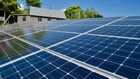 PLTS tersebut diresmikan oleh Menteri Energi dan Sumber Daya Mineral (ESDM), Ignasius Jonan 9 Mei 2017, bersama 20 pembangkit energi terbarukan lainnya di Sulawesi Selatan, setelah lebih dulu beroperasi sejak akhir 2017. Dok. Kementerian ESDM.
