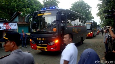 Rombongan Bus Pengangkut Tahanan Terorisme Masuk Nusakambangan