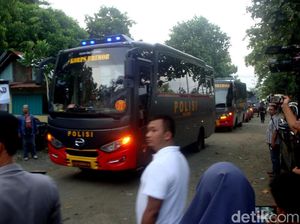 Rombongan Bus Pengangkut Tahanan Terorisme Masuk Nusakambangan