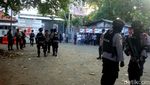 Rombongan Bus Pengangkut Tahanan Terorisme Masuk Nusakambangan