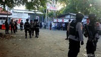 Dari pantauan detikcom di Dermaga Wijayapura, ratusan petugas kepolisian telah melakukan sterilisasi seluruh jalan sebelum rombongan tersebut melintas.
