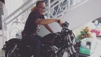 Sule diketahui memang hobi otomotif seperti rekannya, Andre Taulany. Selain mobil mewah, ia punya Harley Davidson Forty-Eight. Foto: Moge Sule / IG@ferdinan_sule