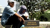 Tampak banyak keluarga yang masing-masing berkumpul di kuburan.