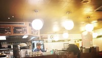 Terlihat sedang ingin memesan makanan di salah satu restoran. Kira-kira Bruno Mars mau pesan makanan apa ya? Jadi penasaran nih! Foto: Instagram @brunomars