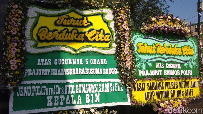 Belasan Karangan Bunga Berdatangan ke Mako Brimob