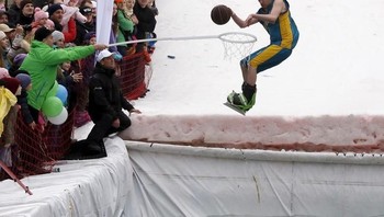 Ini pemain snowboarder atau basket ya? Foto: Boredpanda