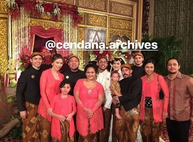 Pernikahan cucu Soeharto, Danvy Sekartaji Indri Haryanti Rukmana yang merupakan anak Tutut Soeharto menarik perhatian karena membuat publik melihat deretan sepupunya yang ganteng. Sekar rupanya memiliki sederet sepupu tampan yang juga cucu-cucu dari presiden Indonesia kedua ini. Pada foto yang tersebar di media sosial ini misalnya terlihat tiga pria tampan itu adalah putra bungsu Bambang Trihatdmojo, Aditya Trihatmanto, putra Siti Hutami Endang Adingsih atau Mamiek, Wiratama Hadi Ramanto dan putra Titiek Soeharto, Didit Hediprasetyo. Foto: Dok. Instagram Cendana Archives.