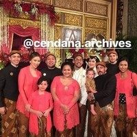 Pernikahan cucu Soeharto, Danvy Sekartaji Indri Haryanti Rukmana yang merupakan anak Tutut Soeharto menarik perhatian karena membuat publik melihat deretan sepupunya yang ganteng. Sekar rupanya memiliki sederet sepupu tampan yang juga cucu-cucu dari presiden Indonesia kedua ini. Pada foto yang tersebar di media sosial ini misalnya terlihat tiga pria tampan itu adalah putra bungsu Bambang Trihatdmojo, Aditya Trihatmanto, putra Siti Hutami Endang Adingsih atau Mamiek, Wiratama Hadi Ramanto dan putra Titiek Soeharto, Didit Hediprasetyo. Foto: Dok. Instagram Cendana Archives.