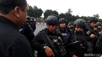 Komjen Syafruddin juga menyalami satu persatu anggota Brimob