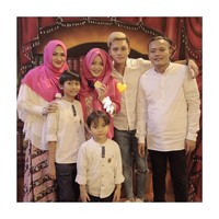 Formasi lengkap keluarga Sule di acara wisuda anak kedunya, Putri Delina. (Foto: Dok. Instagram Putri Delina)