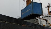 Kapal Tol Laut turunkan kontainer di Pelabuhan Natuna. Dok. PT Pelni.