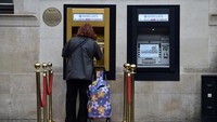 Aktor Inggris Reg Varney, yang membintangi acara komedi TV Inggris On The Buses, adalah orang pertama yang menarik uang tunai dari mesin ATM tersebut. Istimewa/financialexpress.com