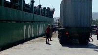 Kapal Tol Laut, KM Logistic Nusantara 1 bongkar kontainer di Pelabuhan Lewoleba NTT. Isi kontainer sembako. Dok. PT Pelni.