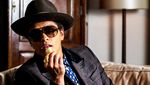 Serunya Pose Bruno Mars Saat Menyantap Buah hingga Minum Champagne