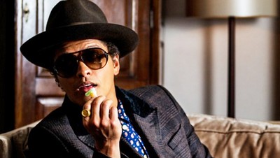 Serunya Pose Bruno Mars Saat Menyantap Buah hingga Minum Champagne