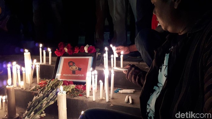 Lilin dan Mawar Merah dari Warga Surabaya untuk Polri