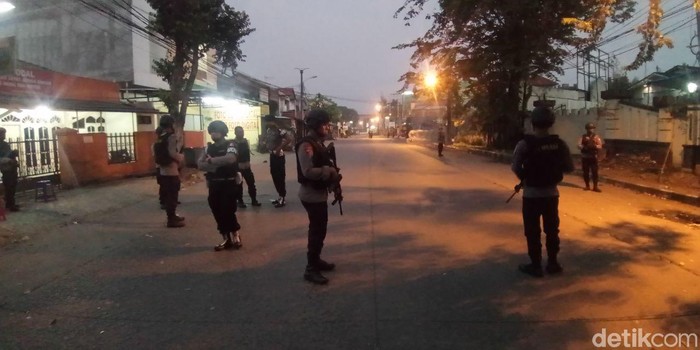 Pagi Depan Mako Brimob, Polisi Bersenjata Berjaga