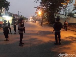 Teroris Sempat Pegang Senjata yang Menjangkau Jalan Raya
