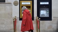 Untuk memperingati ulang tahun mesin ATM tertua itu, diubah menjadi emas, menambahkan plakat peringatan dan menempatkan karpet merah di depan untuk para penggunanya. Istimewa/financialexpress.com