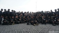 Ekspresi syukur anggota Brimob terlihat saat apel yang dipimpin oleh Wakapolri Komjen Syafruddin di Lapangan Mako Brimob. Usai apel, para anggota Brimob sempat foto bersama.