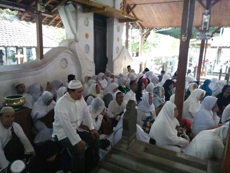 Ziarah ke Cirebon, Relawan Jokowi Doakan 5 Polisi Gugur Ziarah ke Cirebon, Relawan Jokowi Doakan 5 Polisi Gugur