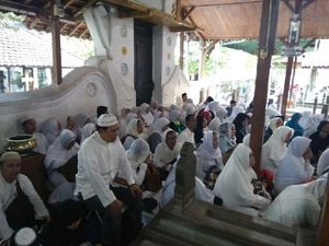 Ziarah ke Cirebon, Relawan Jokowi Doakan 5 Polisi Gugur