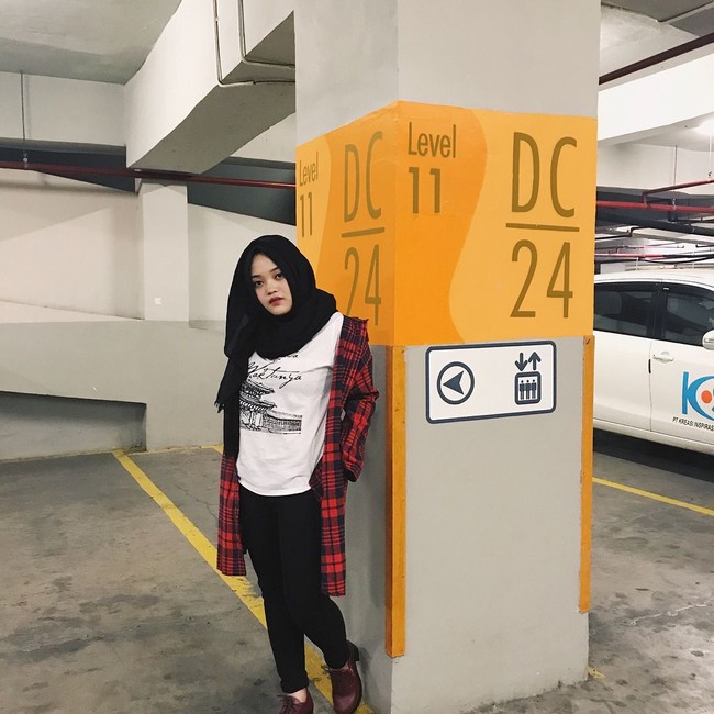 Inilah Putri Delina, yang memiliki gaya hijab khas. Putri merupakan anak kedua dari Sule dan Lina. Instagram adik Rizky Febian ini mendadak ramai diserbu netizen karena kasus perceraian kedua orangtuanya. Foto: Dok. Instagram Putri Delina