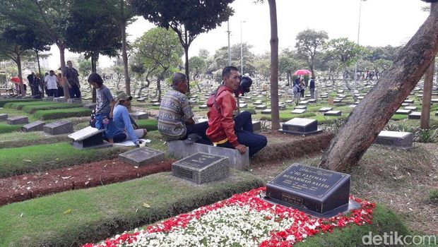  Peziarah di TPU Karet Bivak, JakpusKamis (10/5/2018)