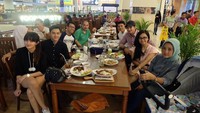 Meski memiliki jadwal syuting yang cukup padat, Chand tetap menyisihkan waktunya makan malam bareng dengan seluruh anggota keluarganya. Foto: Instagram @chand_kelvin
