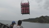Kapal Caraka Jaya CJN III-22 bongkar muatan gas (elpiji) di Natuna. Dok. PT Pelni.