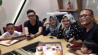 Sudah dianugerahi 4 anak, pernikahan Sule dan Lina terancam kandas. Ini pose kebersamaan mereka ketika mampir bersantap di restoran shabu-shabu. Foto: Instagram lina_sulestevent