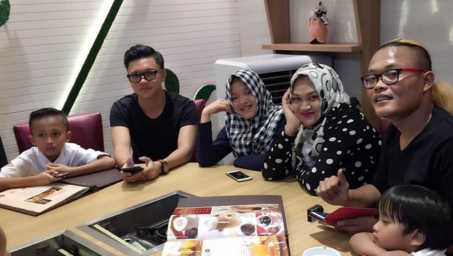 Suka Sambal Buatan Mendiang Lina hingga Bisnis Resto, Ini 5 Fakta Kuliner Sule