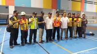 Basuki berpose bersama usai melakukan inspeksi ke training facility tersebut. (Foto: Yanu Arifin/detikSport)