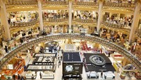 Galeries Lafayette, Paris, menjual produk fashion, perhiasan dan aksesoris, dekorasi rumah, hingga kosmetik. Di sini juga tersaji makanan-makanan terkenal. Istimewa/readersdigest.ca