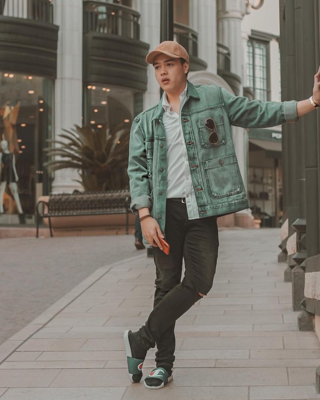 Menyandang nama Soekarno, pria tampan ini dikenal sebagai cicit dari presiden pertama Indonesia. Pria bernama Jeje Soekarno ini juga populer di media sosial karena gaya busananya yang kekinian. Jeje merupakan anak dari Hendra Rahtomo dan Donna Harun. Ayahnya adalah putra dari Rachmawati Soekarnoputri. Foto: Dok. Instagram