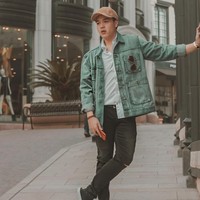 Menyandang nama Soekarno, pria tampan ini dikenal sebagai cicit dari presiden pertama Indonesia. Pria bernama Jeje Soekarno ini juga populer di media sosial karena gaya busananya yang kekinian. Jeje merupakan anak dari Hendra Rahtomo dan Donna Harun. Ayahnya adalah putra dari Rachmawati Soekarnoputri. Foto: Dok. Instagram